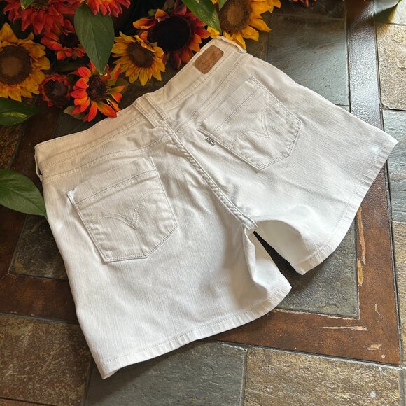 Levi’s Classic Denim Jean Shorts in White, Size 8 (NEW) - Picture 13 of 16